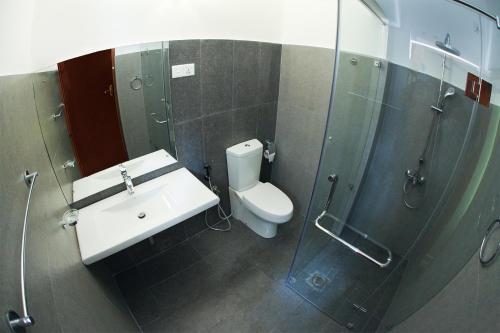 een badkamer met een toilet, een wastafel en een douche bij 12 B Lewella Road, Kandy. in Kandy