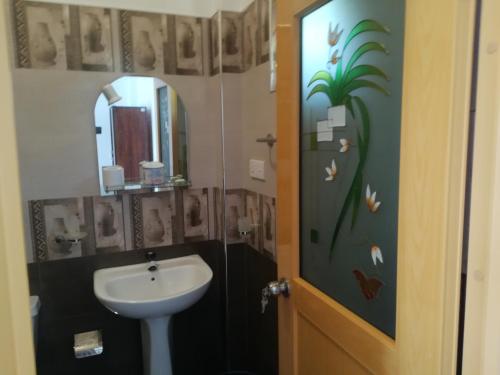 La salle de bains est pourvue d'un lavabo et d'un miroir. dans l'établissement Star Beach Hotel, à Tangalle