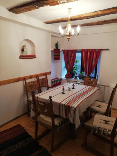 Къща за гости ЧИЧАРИТЕ في غابروفو: غرفة طعام بها طاولة وكراسي