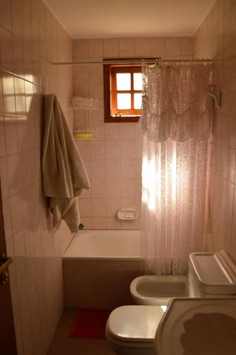 Vonios kambarys apgyvendinimo įstaigoje Alojamiento Los Alelies