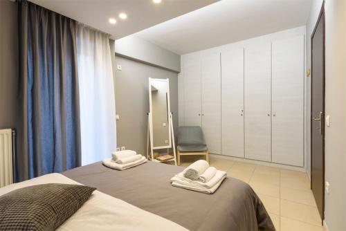 1 dormitorio con 1 cama con 2 toallas en M&D Luxury Suites in central Athens, en Atenas