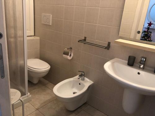 łazienka z toaletą i umywalką w obiekcie Casa Comasia w mieście Martina Franca