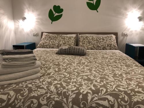 una camera da letto con un letto con una coperta e cuscini di Casa Comasia a Martina Franca