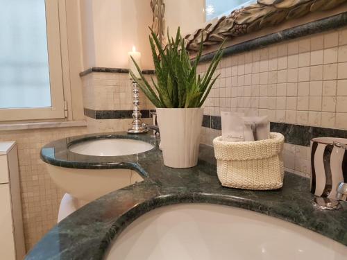 ナポリにあるSuite Ottocento napoletanoのバスルーム(洗面台、トイレ、鏡付)