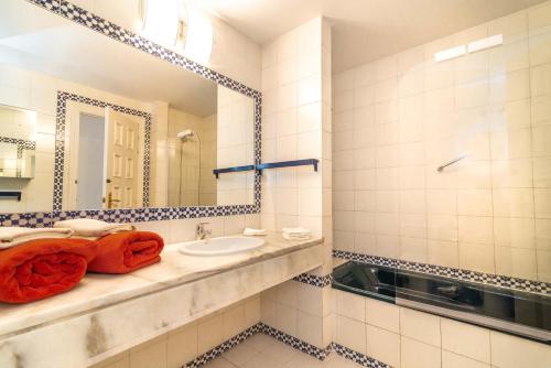 フエンヒロラにあるWell-located 3BDR Apartment in Fuengirolaのバスルーム(洗面台、鏡付)