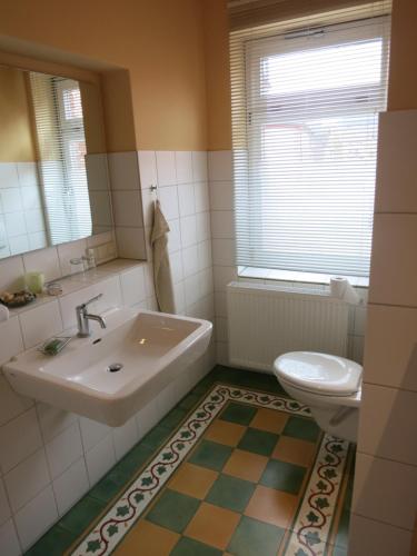 een badkamer met een wastafel en een toilet bij Altes Feuerwehrhaus Roßbach in Witzenhausen