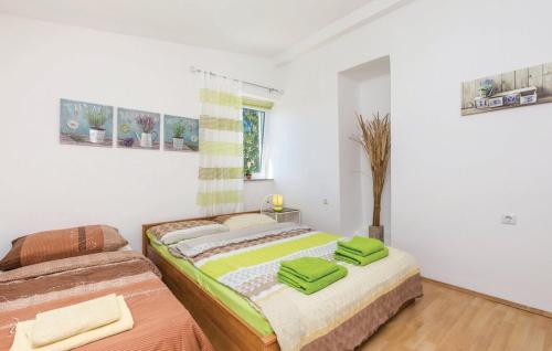 ein Schlafzimmer mit 2 Betten und grünen Handtüchern darauf in der Unterkunft Mia in Kastav