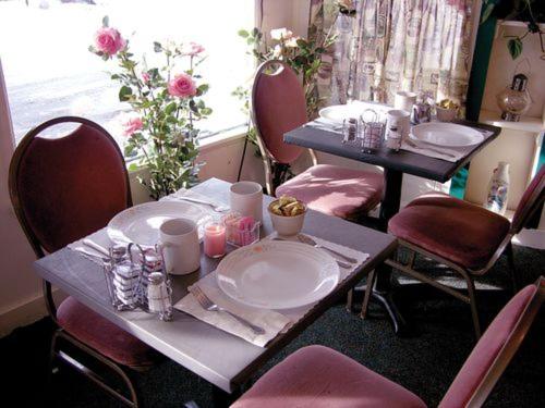 Un restaurante o sitio para comer en Alouette Sunrise Suites