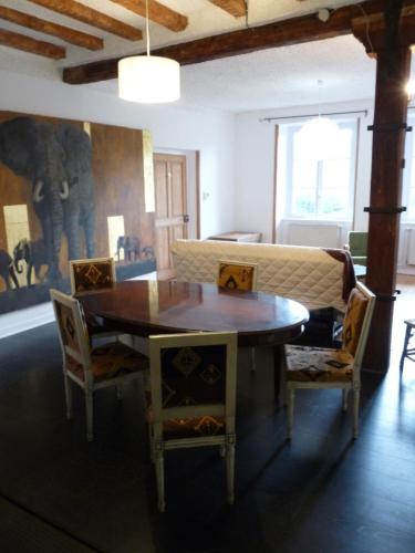 マンステールにあるGîte "Cadichon"のダイニングルーム(テーブル、椅子、ソファ付)