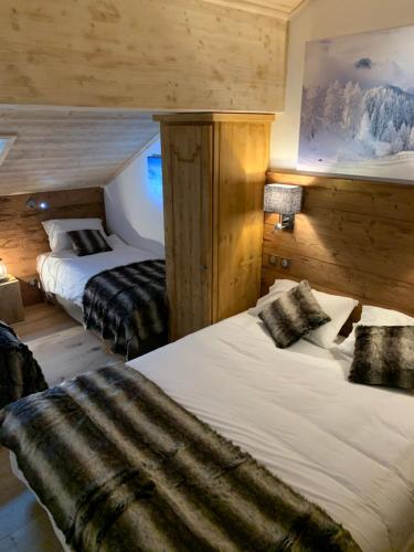 ein Schlafzimmer mit zwei Betten in einem Zimmer in der Unterkunft Arc 1950 - derniére étage in Arc 1950