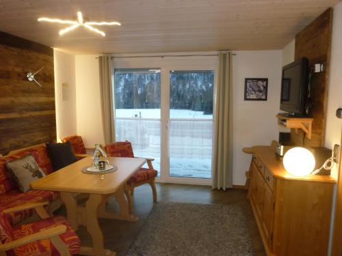 sala de estar con mesa y ventana en Ferienhof "Alpe Berg", en Balderschwang