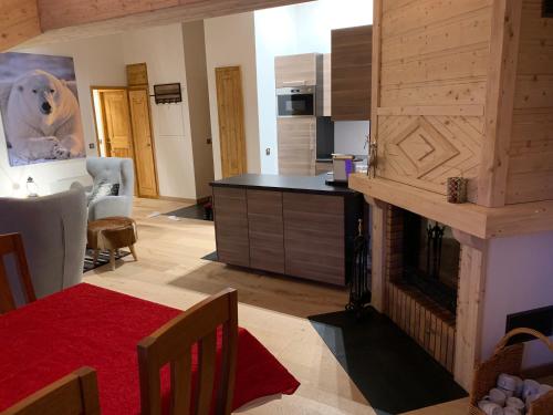 eine Küche und ein Wohnzimmer mit einem Kamin in der Unterkunft Arc 1950 - derniére étage in Arc 1950