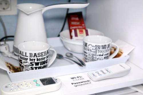 Příslušenství pro přípravu čaje a kávy v ubytování Apartments & Rooms Andrea 2