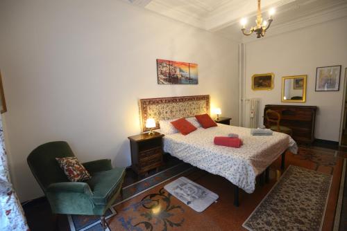1 dormitorio con 1 cama y 1 silla en " La Casa di Lella ", en Génova