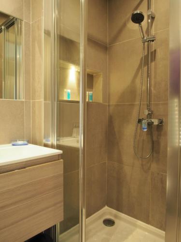 une salle de bain avec douche et lavabo dans l'établissement Nice Centre - Apartment with balcony and stunning sea view!, à Nice