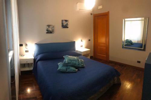 ナポリにあるcasa via dei fiorentiniのベッドルーム1室(青いベッドカバー付)