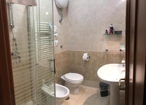 ナポリにあるcasa via dei fiorentiniのバスルーム(トイレ、洗面台、シャワー付)