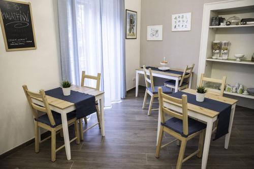 una sala da pranzo con due tavoli e sedie di Kalatfimi b&b a Palermo