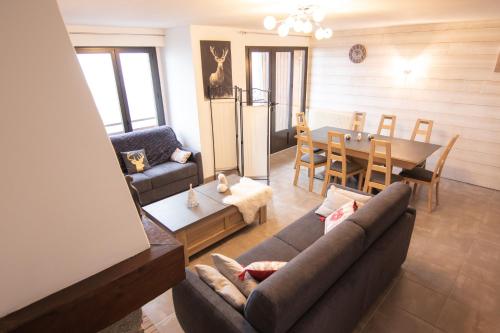 un salon avec un canapé et une table dans l'établissement Résidence la Souccarade, à Font-Romeu