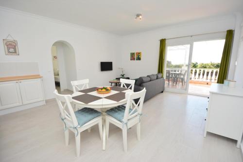 a kitchen and dining room with a table and chairs at Pura Vida El Morche in Torrox Costa