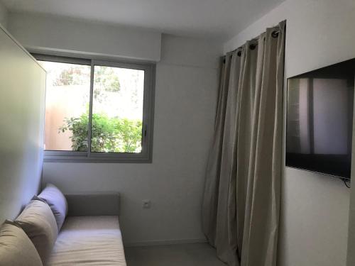 Televisyen dan/atau pusat hiburan di APPARTEMENT 2 chambres vue mer panoramique, proche Croisette Cannes