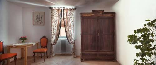 a room with a cabinet and a table and a window at da Barbara in Orco Feglino