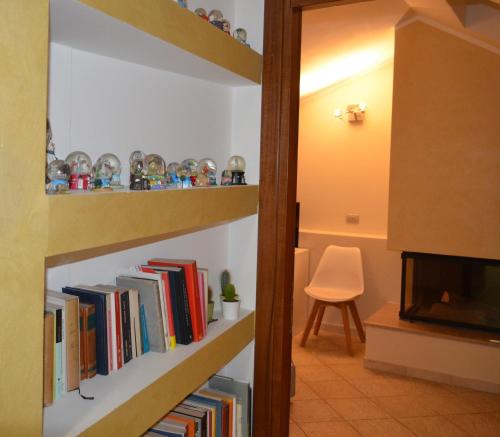 a room with a book shelf filled with books at B&B Portanova in Salerno