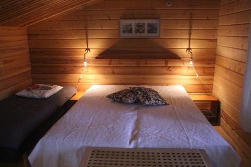een kleine kamer met een bed in een sauna bij Kirvesjärven Simpukka in Rokua