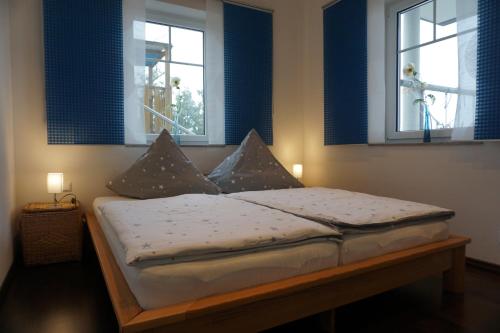 Кровать или кровати в номере Ferienwohnung Bergblick