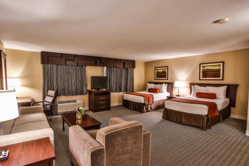 pokój hotelowy z 2 łóżkami i kanapą w obiekcie Tuscany Suites & Casino w Las Vegas