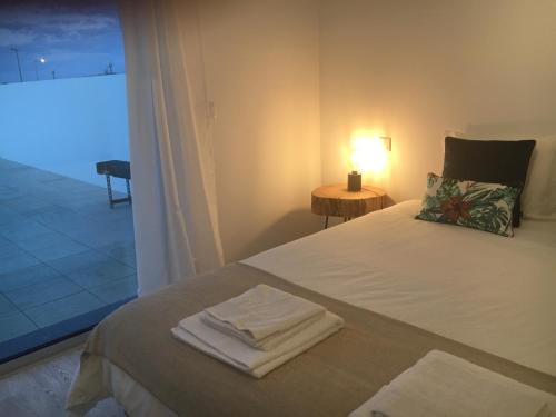 佩尼謝的住宿－Alto Mar Apartment，一间卧室配有带毛巾的床