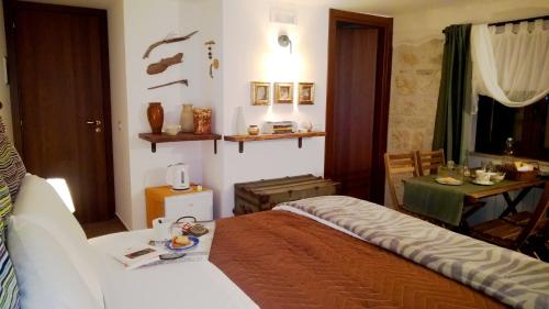 a bedroom with a bed and a table and a table sidx sidx sidx at Cas'Antica Soprana in Petralia Soprana