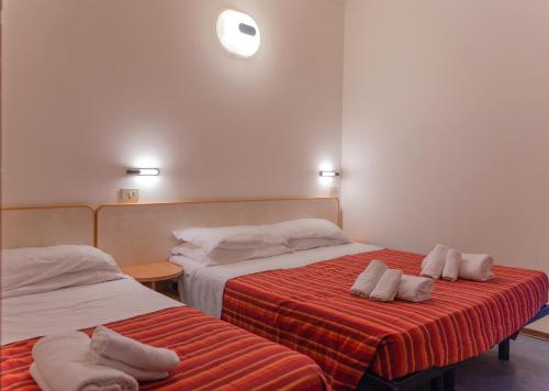 Ένα ή περισσότερα κρεβάτια σε δωμάτιο στο Hotel Beverly