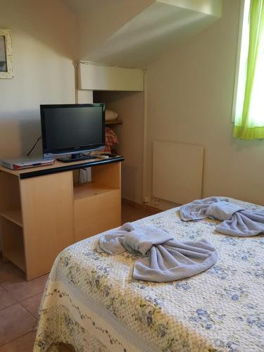 a bedroom with two beds and a tv on a table at Pa-kuas del Uritorco in Capilla del Monte