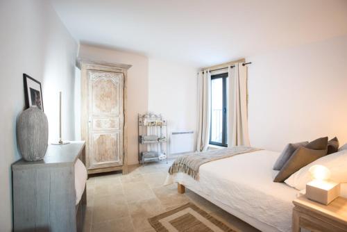 ヴェール・ポン・デュ・ガルにあるLe Patio du Mûrierのベッドルーム1室(ベッド1台、大きな窓付)