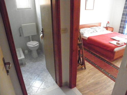 ドゥブロヴニクにあるプポ ルームスのバスルーム(ベッド1台、トイレ付)