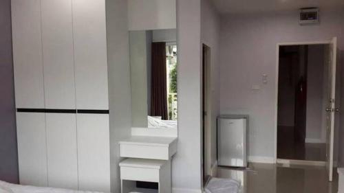 Jest to biały pokój z umywalką i lustrem. w obiekcie Pandora House by Mike Group w mieście Pattaya North