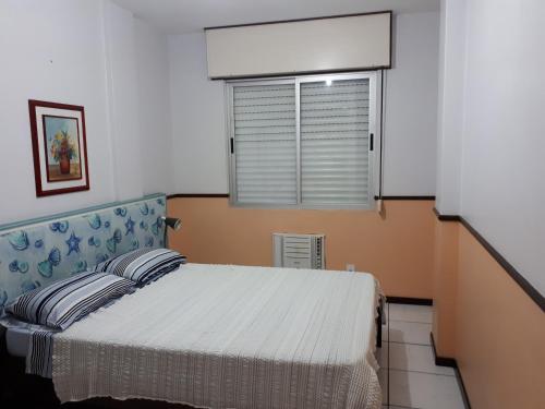 una camera con letto e finestra di Lexus Residence 210 a Florianópolis