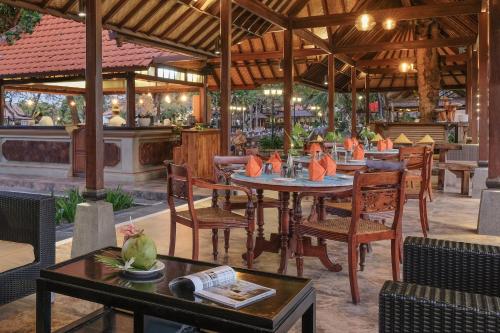 En restaurant eller et andet spisested på Bali Tropic Resort & Spa - CHSE Certified