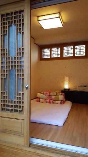 เตียงในห้องที่ Seochon Guesthouse