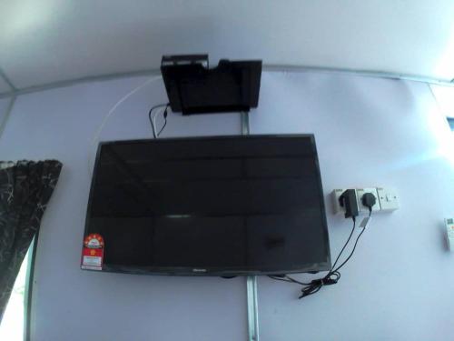 En tv och/eller ett underhållningssystem på AsiaCamp - Cabin Sungai Sireh