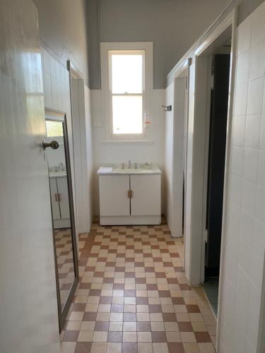 ein Bad mit einem Waschbecken und einem Spiegel in der Unterkunft Abermain Hotel in Abermain