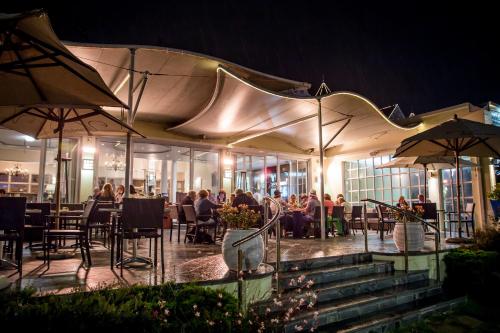 The Beach Hotelにあるレストランまたは飲食店