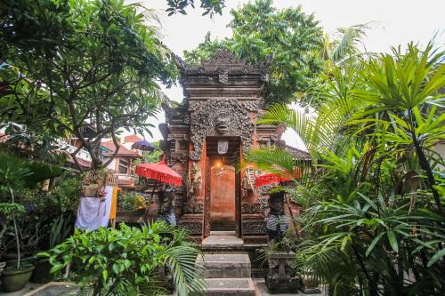 Taman di luar Legian Village Hotel - CHSE Certified