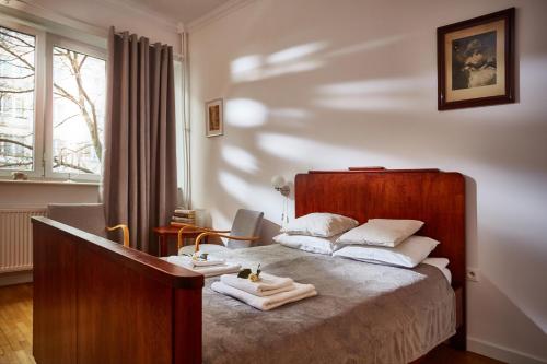 1 dormitorio con 1 cama con toallas en Royal Route Place for You, en Varsovia