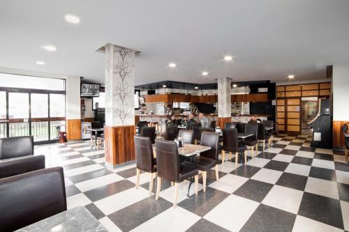uma sala de jantar com piso em xadrez em Hotel San Blas em Abadiano Celayeta