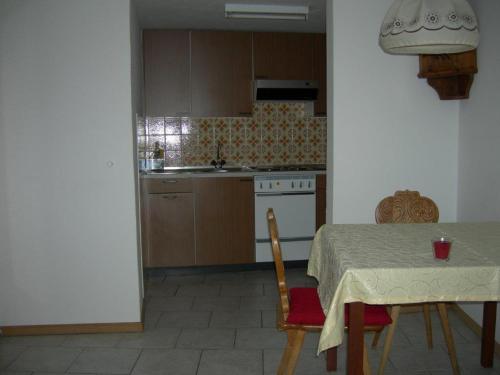 uma cozinha com uma mesa e uma mesa e cadeiras em Ninetta em Valchava