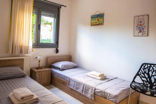 Ліжко або ліжка в номері Holy Paraskevi Apartment