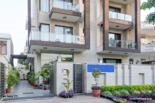 El edificio en el que está la casa de huéspedes