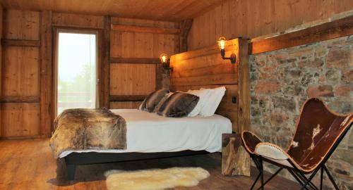 Un pat sau paturi într-o cameră la Les Chalets de Ludran
